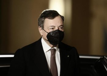 Draghi: “Vaccinazioni con AstraZeneca riprendono domani”