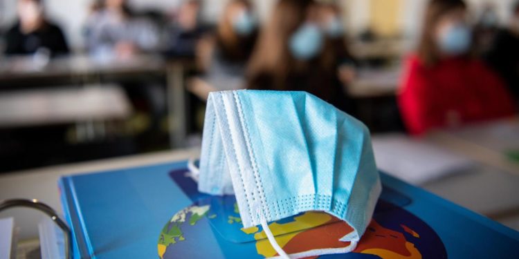 Covid e scuola, ogni studente ha perso oltre 2 mesi di istruzione