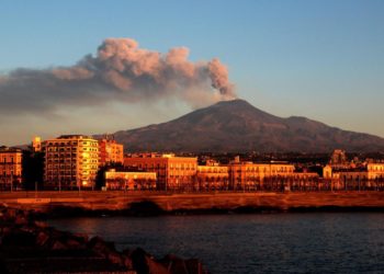 Etna, eruzione avanti: fontana di lava e nube di cenere