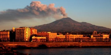 Etna, eruzione avanti: fontana di lava e nube di cenere