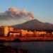 Etna, eruzione avanti: fontana di lava e nube di cenere