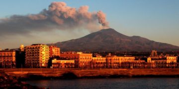 Etna in eruzione: boati, fontana di lava e cenere