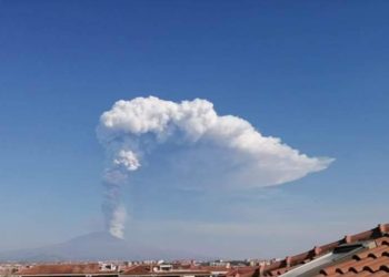 L’Etna ‘accelera’, nube lavica alta 12 km