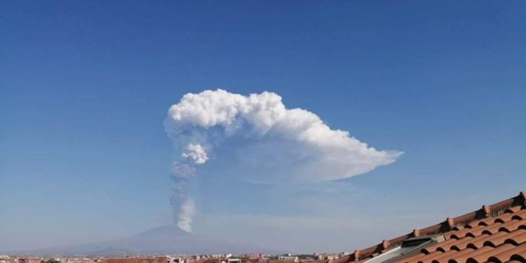 L’Etna ‘accelera’, nube lavica alta 12 km