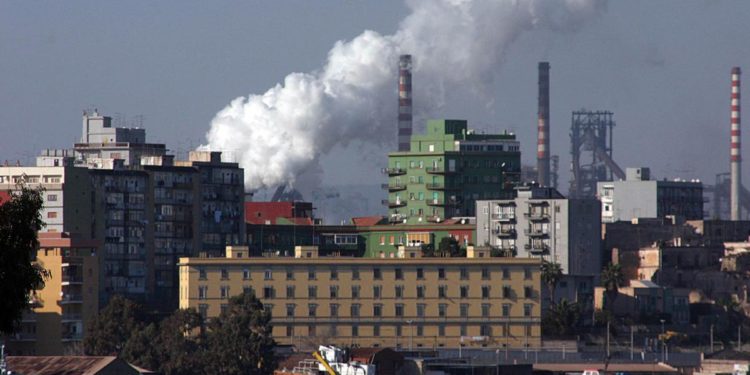 Ex Ilva, ArecelorMittal: “Riduciamo produzione e rallentiamo investimenti”