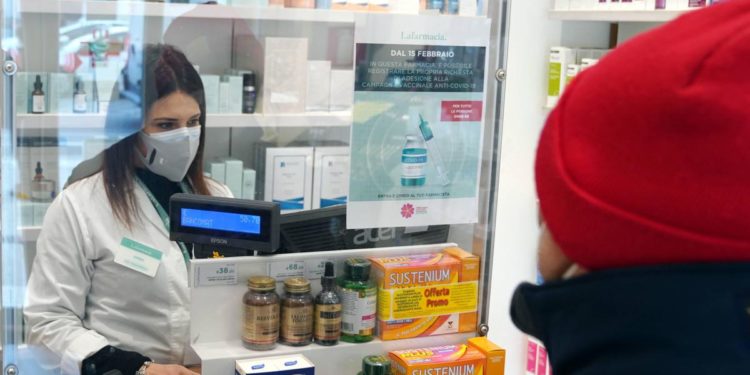Vaccino covid in farmacia: come funziona, chi può farlo