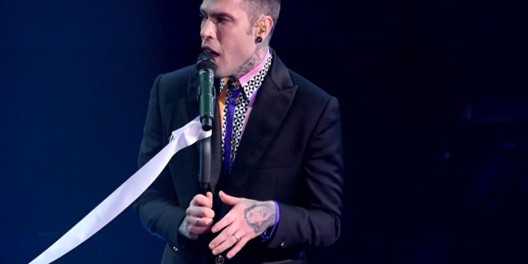 Sanremo 2021, Fedez si commuove e abbraccia Michielin