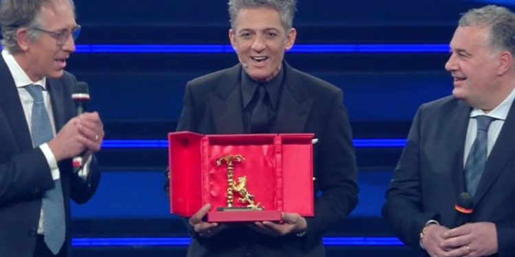 Sanremo 2021, Amadeus premia Fiorello: “Senza di lui niente Festival”