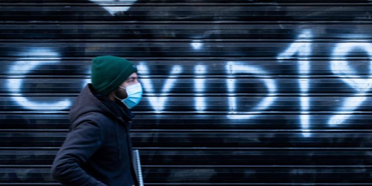 Covid Francia, lockdown e restrizioni in 16 dipartimenti