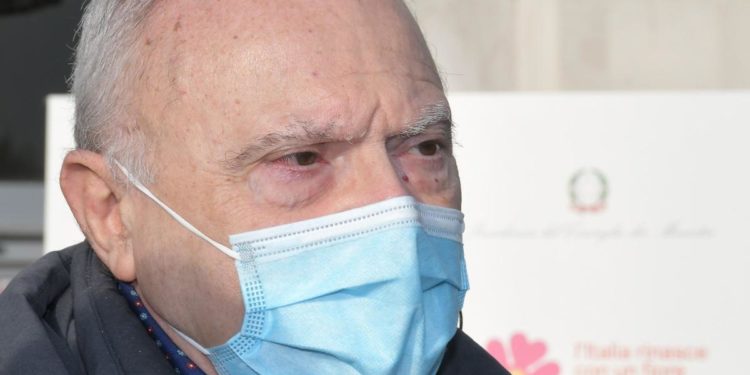 AstraZeneca sospeso, Galli: “Bolla di sapone ma danno a campagna vaccino”