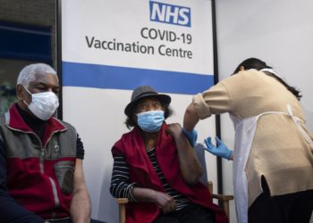 Vaccino covid, record Regno Unito: una dose ogni 27 secondi