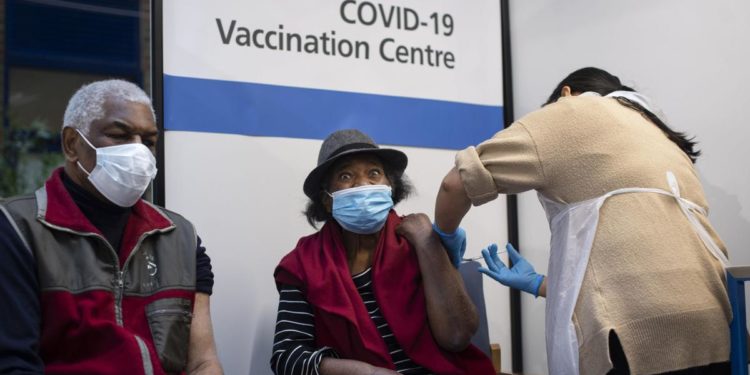 Vaccino covid, record Regno Unito: una dose ogni 27 secondi