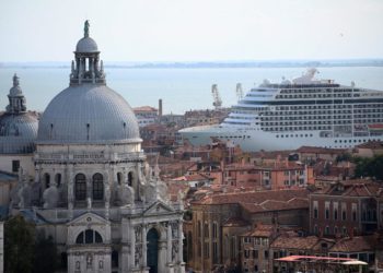 Grandi navi a Venezia, stop dal governo