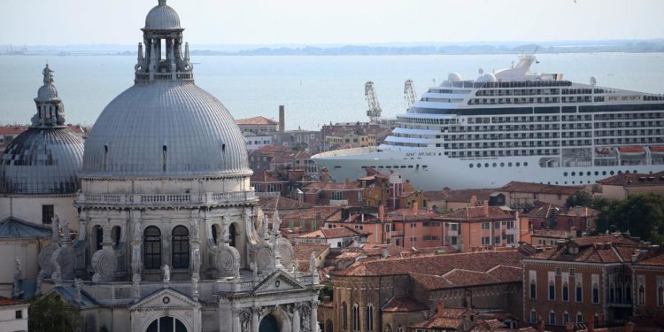 Grandi navi a Venezia, stop dal governo