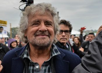Pd, Beppe Grillo: “Mi candido a segretario…”