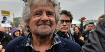 Pd, Beppe Grillo: “Mi candido a segretario…”