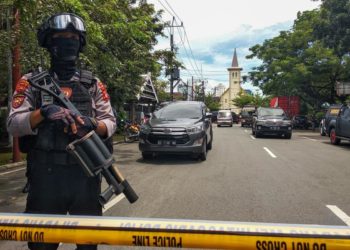 Indonesia, attacco kamikaze davanti a cattedrale: 14 feriti