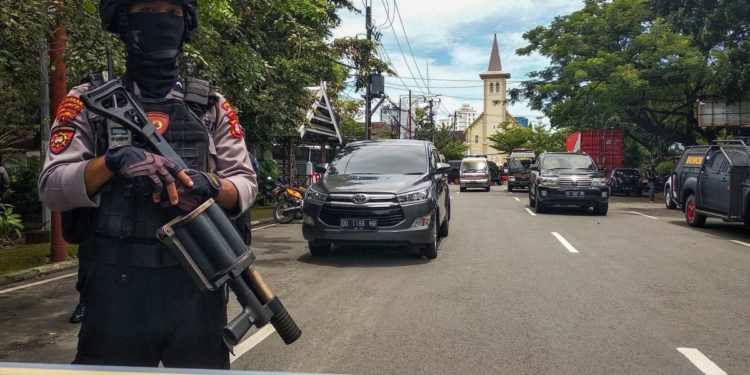 Indonesia, attacco kamikaze davanti a cattedrale: 14 feriti