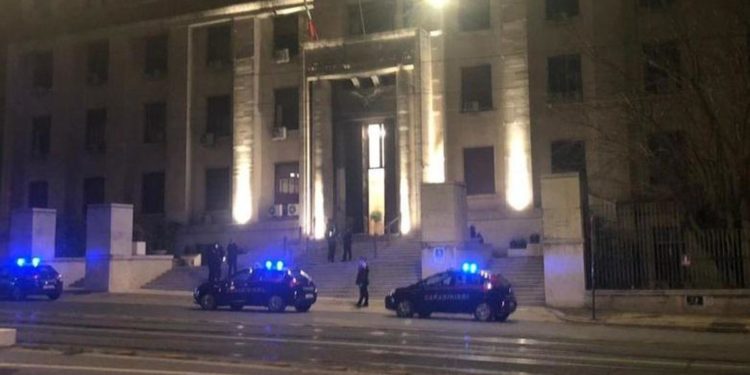 Iss, portone incendiato. Bassetti: “C’è brutto clima”