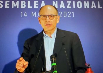 Pd, Letta: look minimal e borraccia ‘Bella ciao’