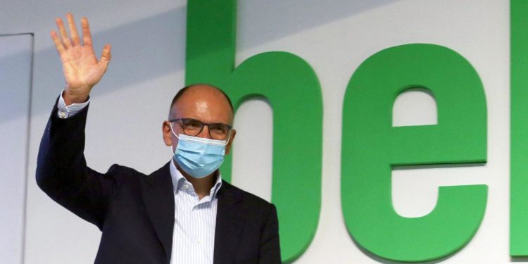 Pd, Letta al circolo Testaccio: applausi e striscione “Daje Enrì”