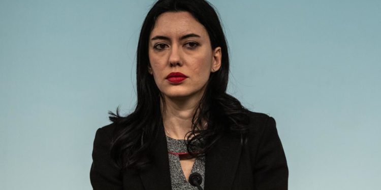 Scuola, Azzolina: “Minacce da collaboratore sottosegretario, Bianchi lo sa?”