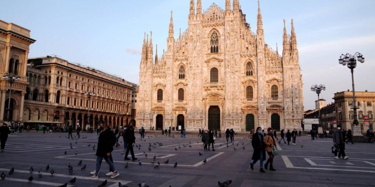 Covid Lombardia, oggi 5.658 contagi e 67 morti: bollettino