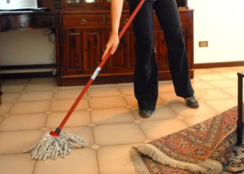 Pulizia e cucina, domande ‘solo per donne’: è bufera