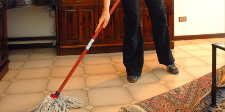 Pulizia e cucina, domande ‘solo per donne’: è bufera