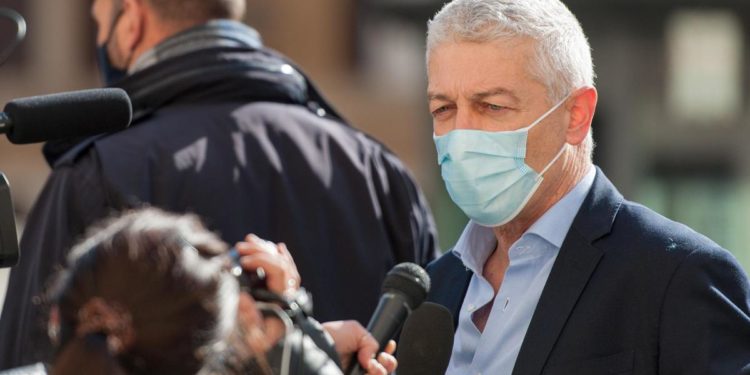 Blitz Morra in centro vaccini, il medico: “Mi ha aggredito, lo denuncio”