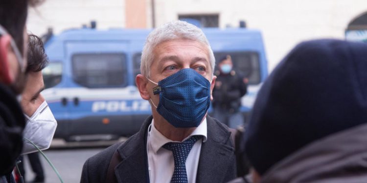 Blitz Morra in centro vaccini agita politica, le reazioni