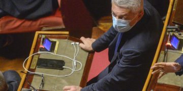 Blitz Morra in centro vaccini, il 5S Trizzino: “Interpellanza a Cartabia”