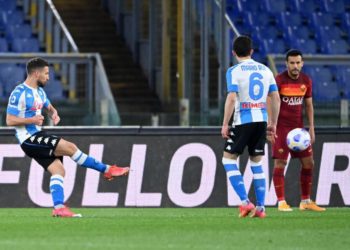 Roma-Napoli 0-2, doppio Mertens per 3 punti da Champions