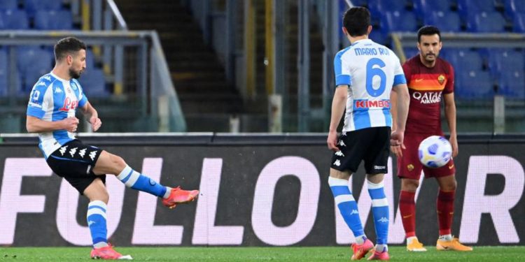 Roma-Napoli 0-2, doppio Mertens per 3 punti da Champions