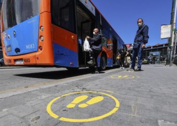 Napoli, bus sprofonda in una voragine: paura tra passeggeri