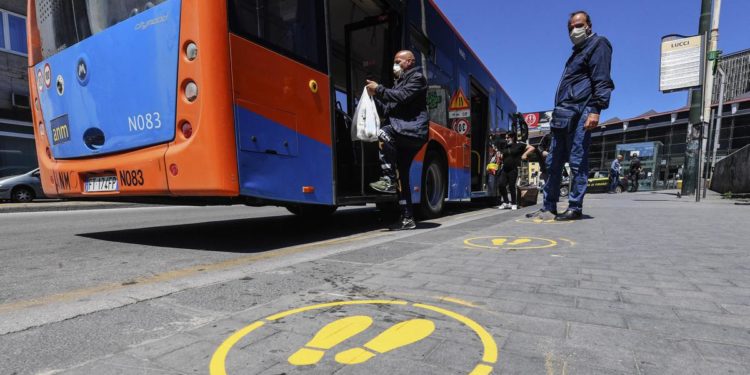 Napoli, bus sprofonda in una voragine: paura tra passeggeri