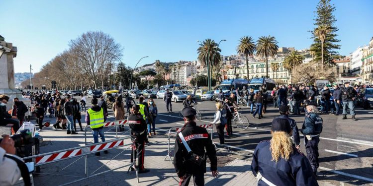 Campania zona rossa, altri divieti fino a 21 marzo: ordinanza De Luca