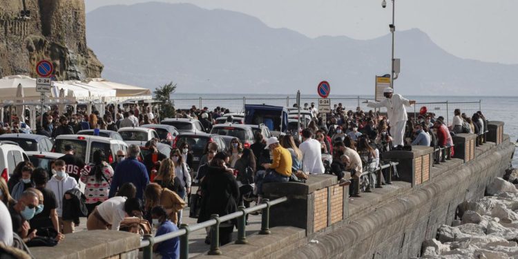 Campania zona rossa, spostamenti e scuola: ordinanza e regole