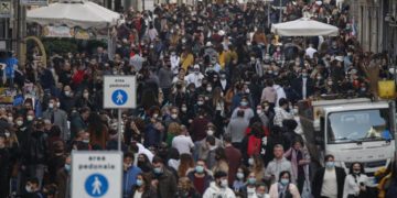 Covid, Rt in Italia a 1,06: epidemia accelera