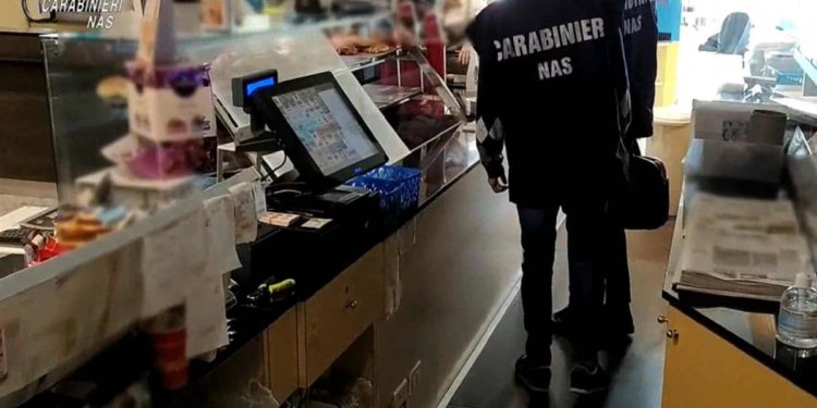 Covid, blitz dei Nas in bar ospedali: irregolari uno su tre