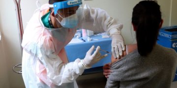 Covid, presidente virologi: “Anticorpi vaccinati più efficaci su variante inglese”