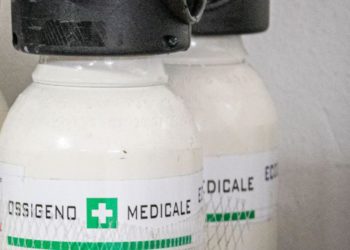 Coronavirus Napoli, mancano bombole ossigeno: allarme farmacie