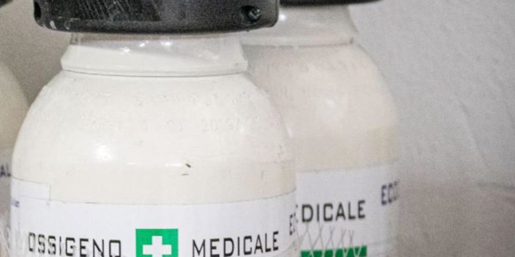 Coronavirus Napoli, mancano bombole ossigeno: allarme farmacie
