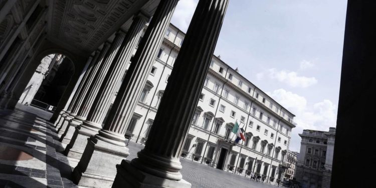 Italia zona rossa, attesa per nuova stretta