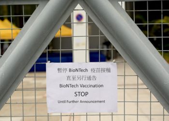 Vaccino Pfizer sospeso a Hong Kong per difetti confezioni