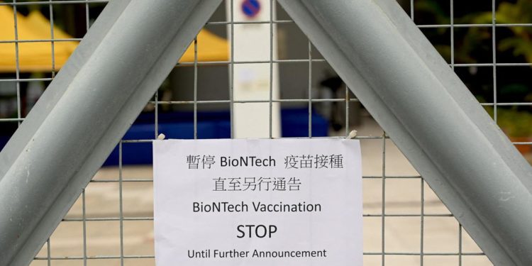 Vaccino Pfizer sospeso a Hong Kong per difetti confezioni