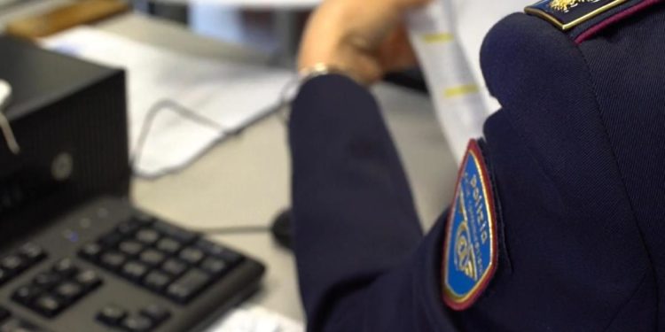 Foto esplicite della ex 13enne sui muri: 17enne in comunità