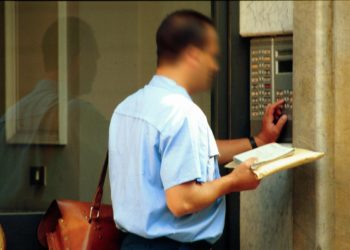 Colao: ‘Obiettivo sostituire carta e raccomandate con processi più rapidi’