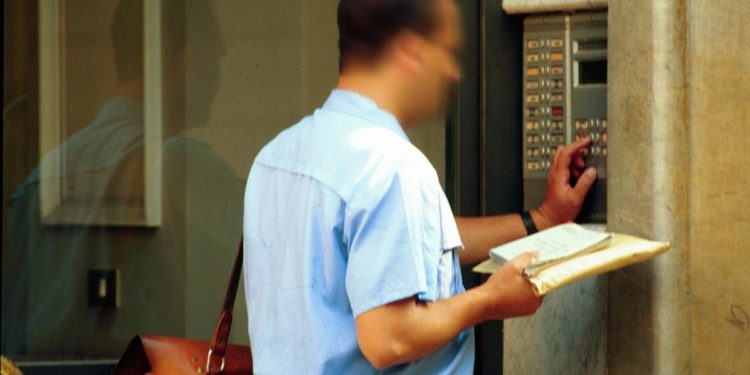 Colao: ‘Obiettivo sostituire carta e raccomandate con processi più rapidi’