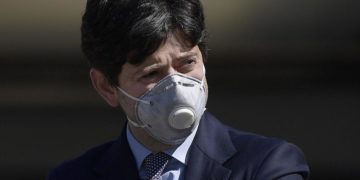Covid, Speranza: “Mascherine in commercio in Italia sono sicure”